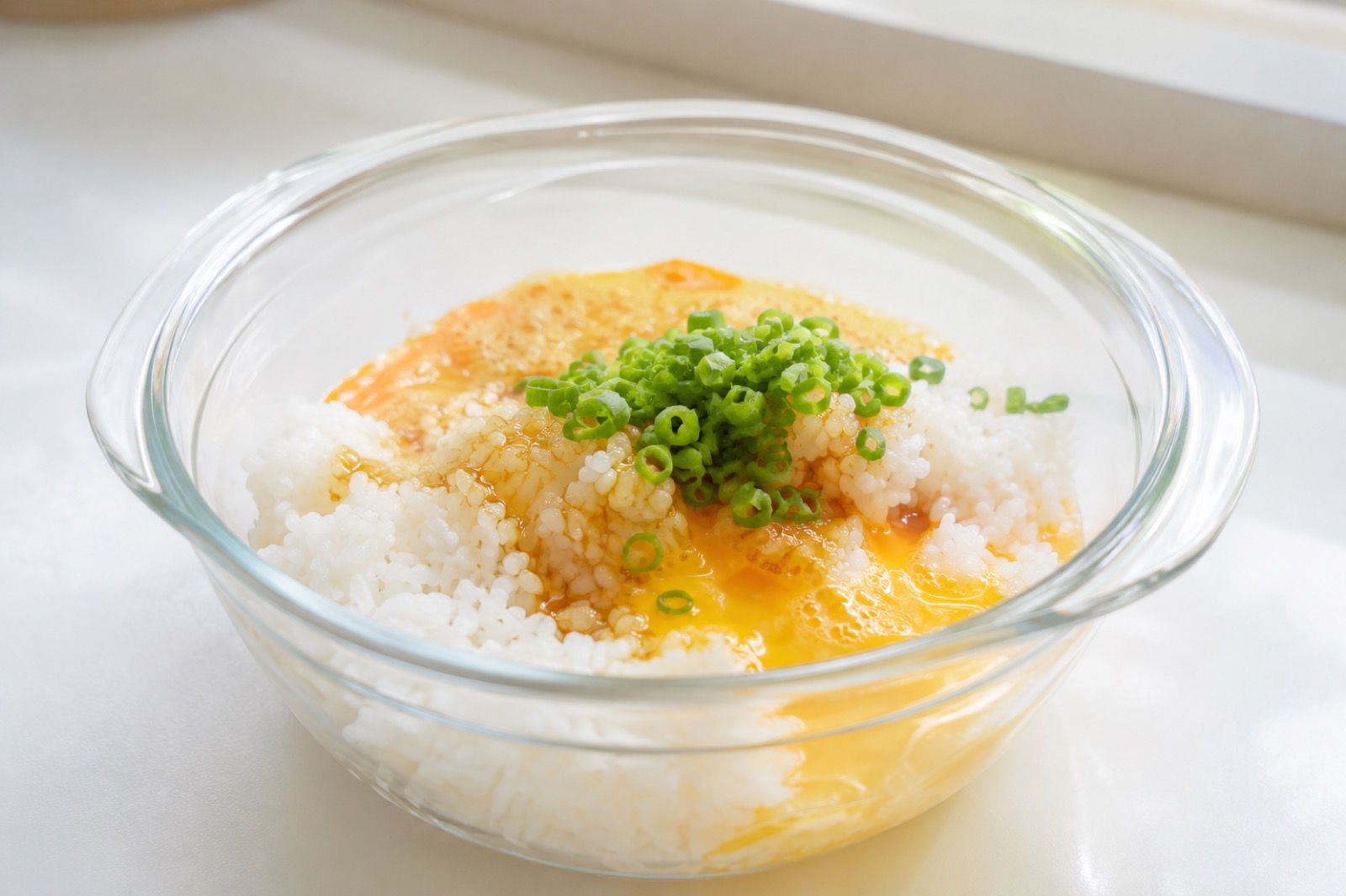 耐熱ボウルにパックご飯・溶き卵・ねぎを入れたレンジチャーハンの下準備